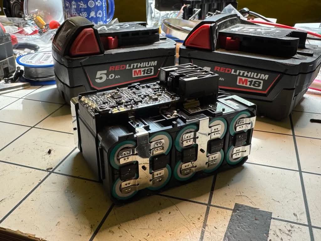 Otwarty akumulator Milwaukee M18 podczas serwisu
