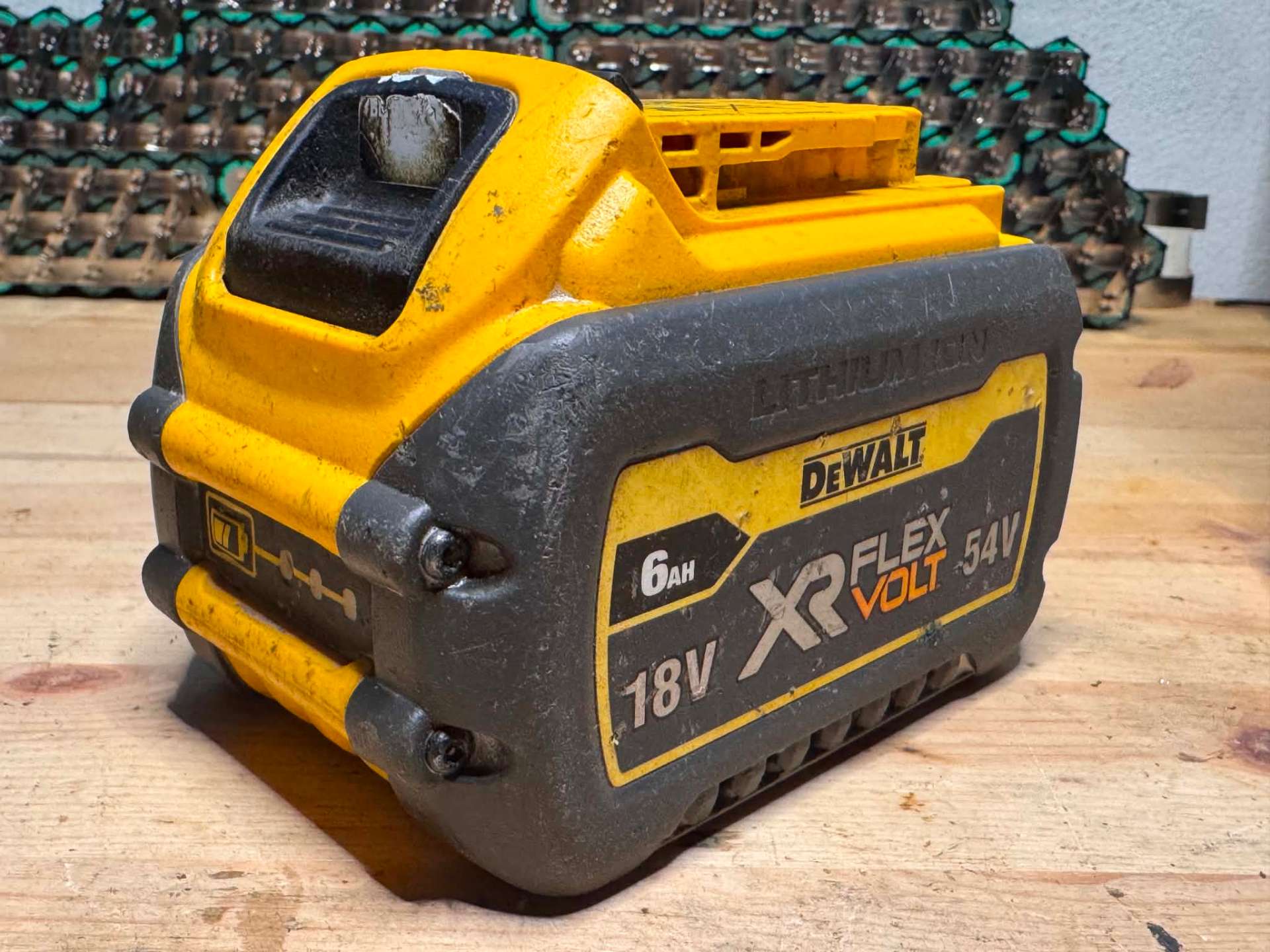Zużyty akumulator DeWalt FlexVolt do regeneracji