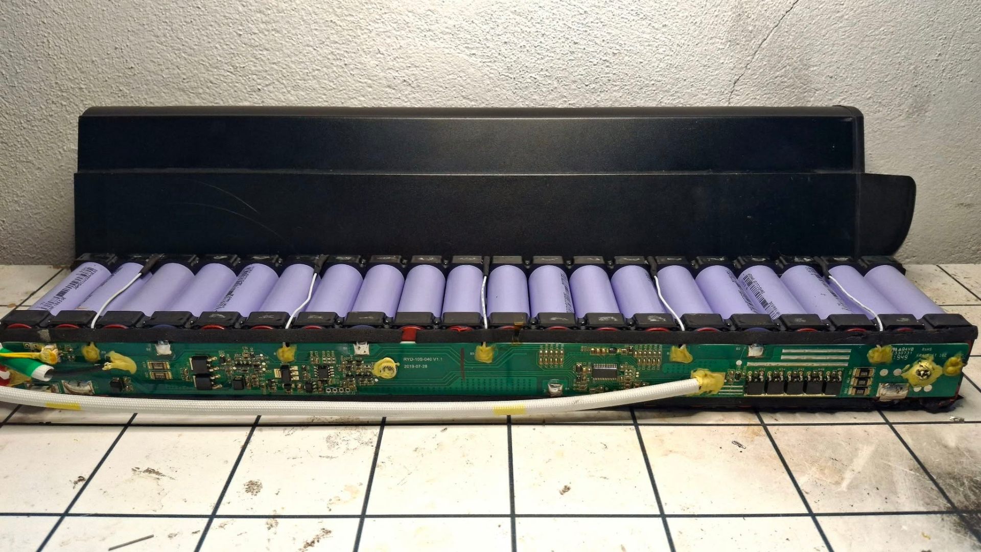 Otwarta bateria roweru elektrycznego z ogniwami 18650 i elektroniką BMS